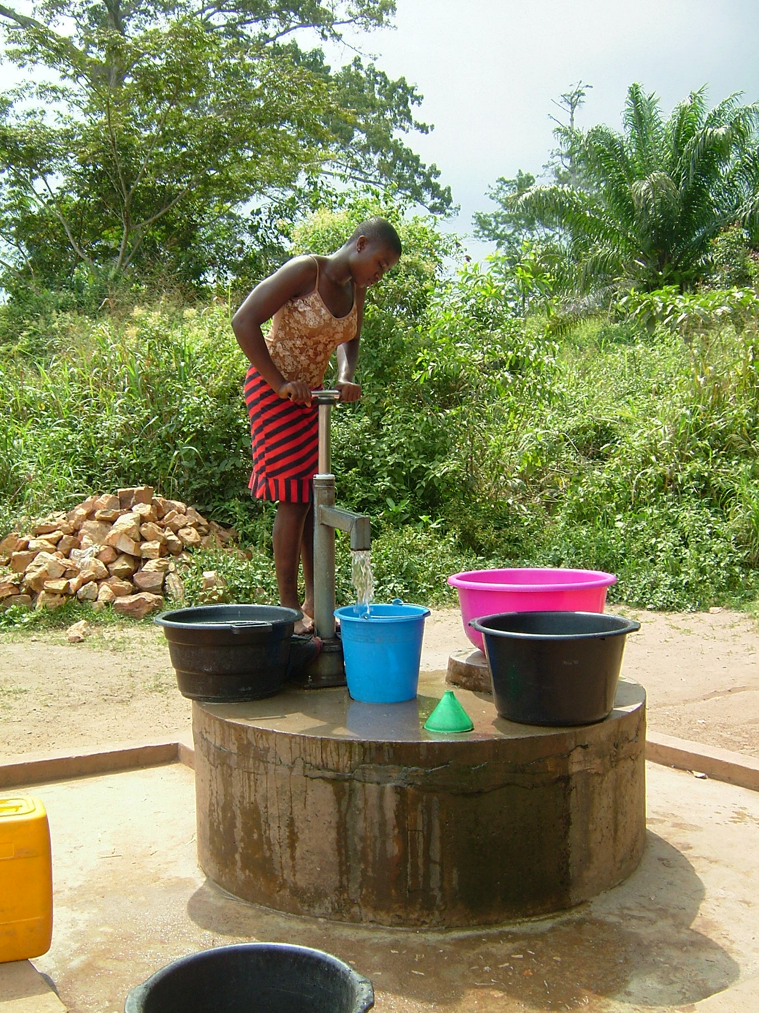 NIRA-AF85 woman-pumping-ghana